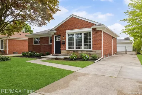 31111 Angeline Ct E, Saint Clair Shores, MI 48082