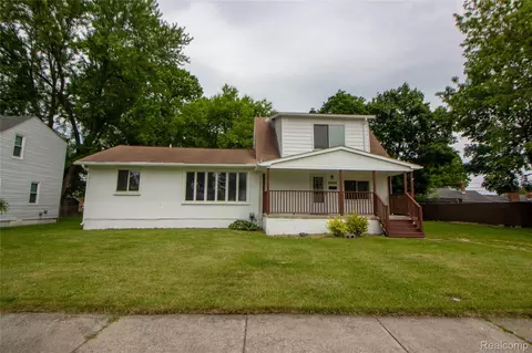 26656 Oakland St, Roseville, MI 48066