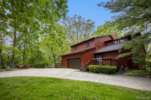 1295 Kern Rd, Oakland, MI 48363
