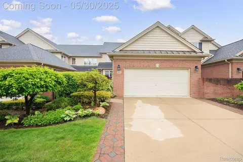 215 Harrington Dr, Troy, MI 48098