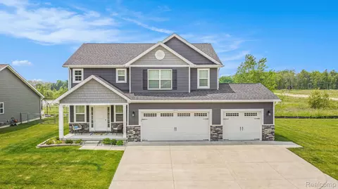 13210 River Bend Dr, Fenton, MI 48451