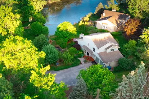751 Lochaven Rd, Waterford, MI 48327