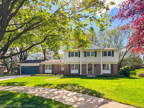 892 Hemlock Ct, Rochester, MI 48307