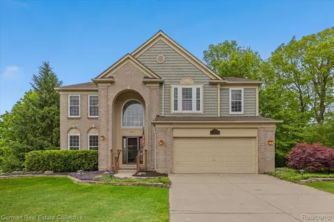 2941 Yosemite Dr, Orion, MI 48360