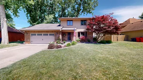39240 Camp St, Harrison, MI 48045