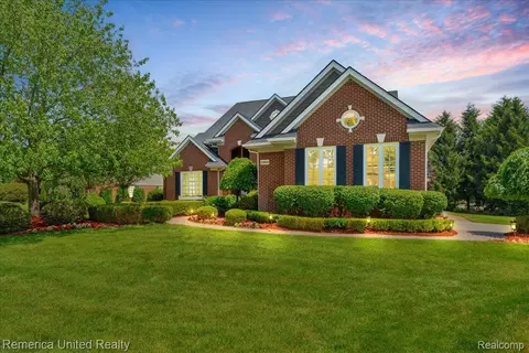 22858 Saint George Cir, South Lyon, MI 48178