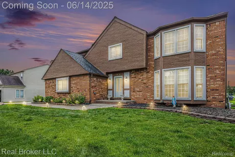 5582 Greenbriar Dr, West Bloomfield, MI 48322