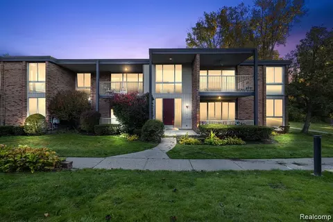 4041 W Maple Rd #204, Bloomfield Hills, MI 48301