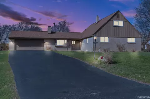 3074 Graceview Ct, Waterford, MI 48329