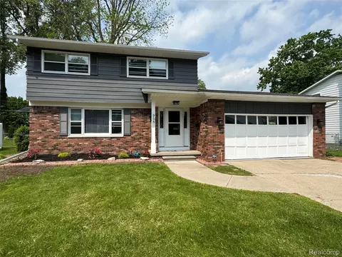 958 Virginia Ave, Marysville, MI 48040