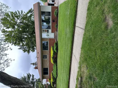 35951 Dover St, Livonia, MI 48150