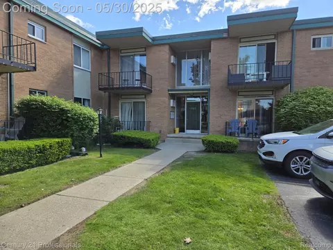 1942 Axtell Dr UNIT 8, Troy, MI 48084