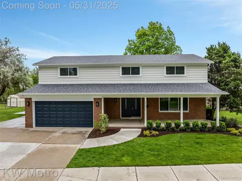 1607 Yorktown St, Grosse Pointe Woods, MI 48236