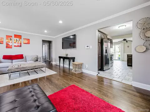 8856 Hillcrest St, Livonia, MI 48150