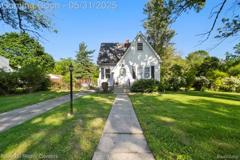 2328 Montroyal Ave, Waterford, MI 48328