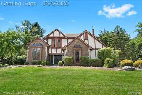 22275 Heatheridge Ln, Northville, MI 48167