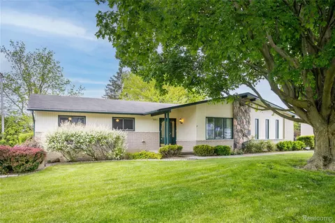 34961 Drake Heights Dr, Farmington, MI 48335