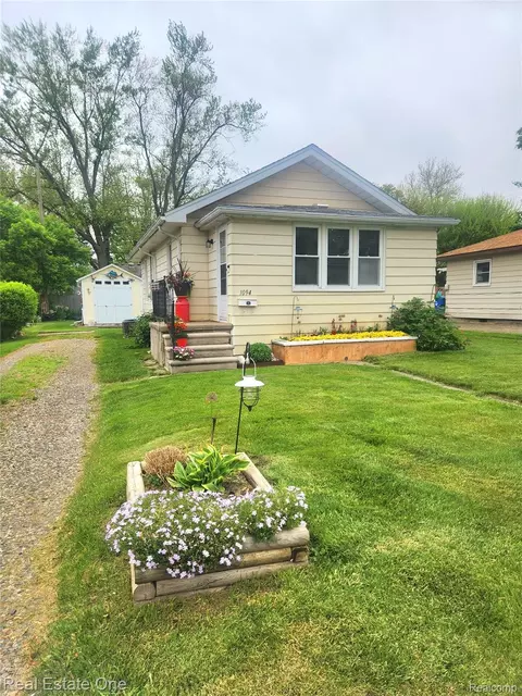 1094 Lakeview St, Waterford, MI 48328