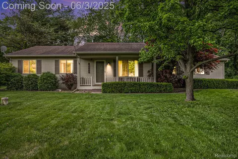 8061 Sandmar Ln, Springfield, MI 48350