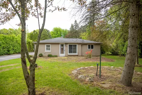 4216 Parker Rd, Fort Gratiot, MI 48059