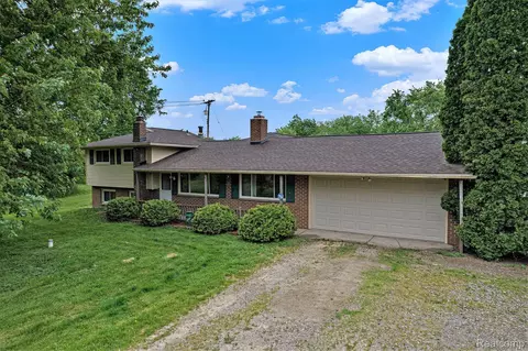 7340 Hartland Rd, Fenton, MI 48430