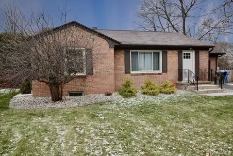 3209 W Nelson St, Midland, MI 48640
