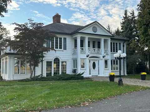 25490 E River Rd, Grosse Ile, MI 48138