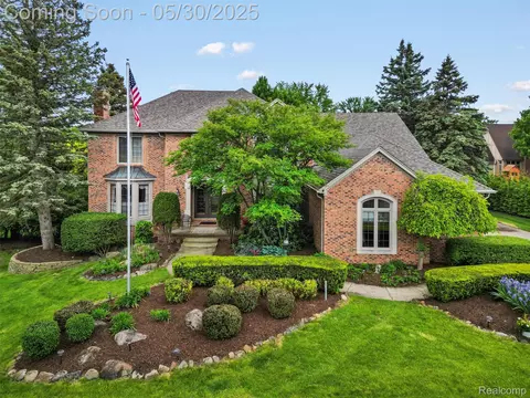 1552 Pebble Creek Dr, Rochester, MI 48307