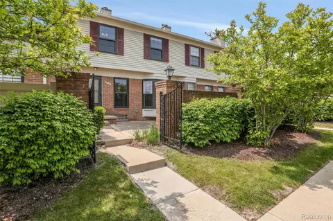38928 Country Cir, Farmington Hills, MI 48331