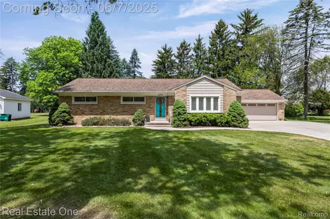 2253 Robell Dr, Commerce, MI 48390