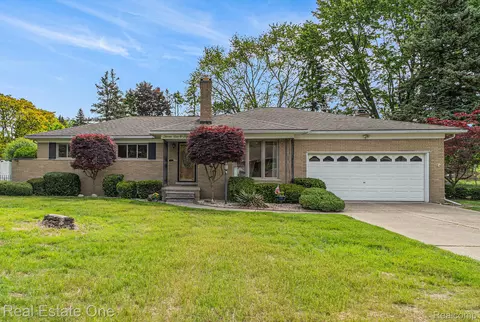 36086 Boyce Dr, Clinton Township, MI 48035