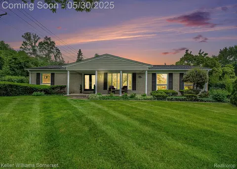 2840 Rossmoor Cir, Bloomfield Hills, MI 48302