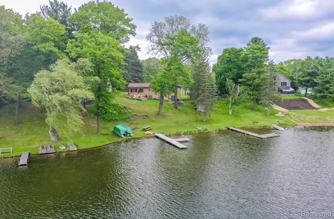 63 Lakeview Dr, Oxford, MI 48370