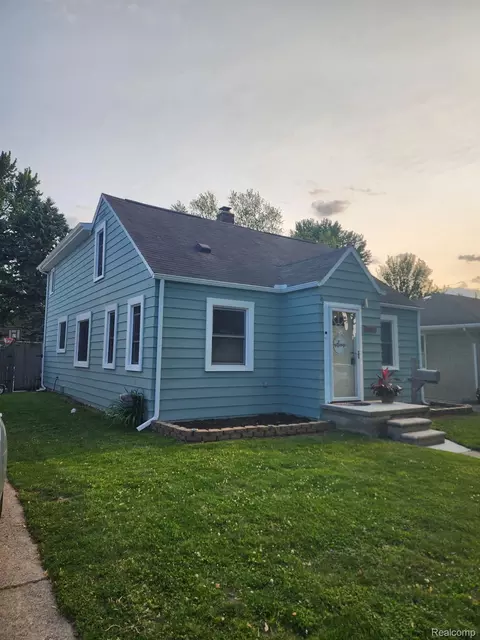 21802 Madison St, Saint Clair Shores, MI 48081