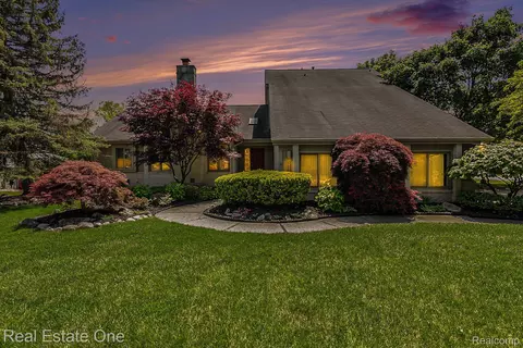 5299 Pond Bluff Dr, West Bloomfield, MI 48323