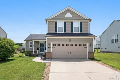 859 Canyon Creek Dr, Holly, MI 48442