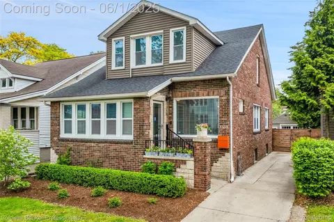 1354 Lakepointe St, Grosse Pointe Park, MI 48230