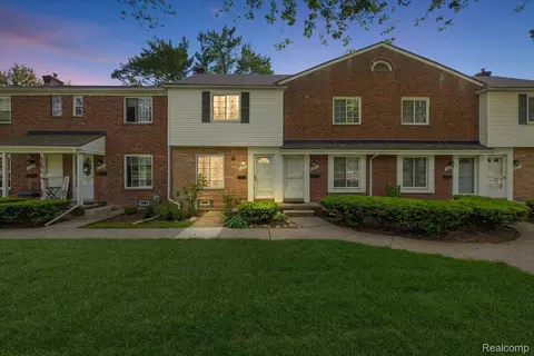 22865 Lakeshore Dr, Saint Clair Shores, MI 48080