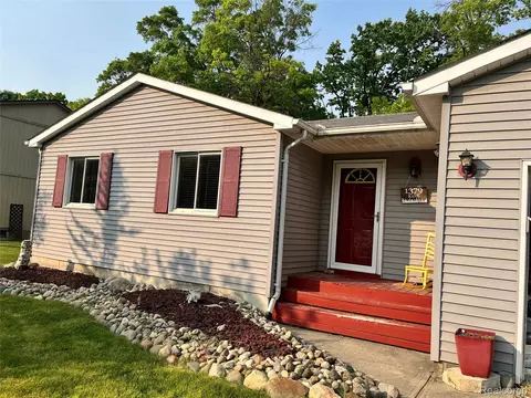 1379 Walter S Hall Dr, Orion, MI 48362