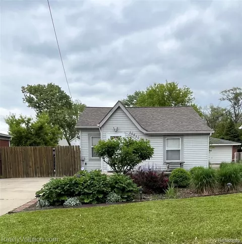 25850 Eureka Dr, Warren, MI 48091