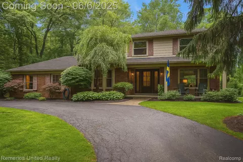 11187 Shadywood Dr, Brighton, MI 48114