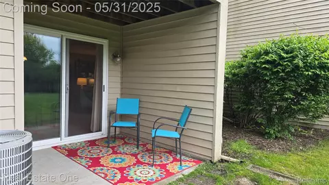 4882 Harbor Point Dr #13, Waterford, MI 48329
