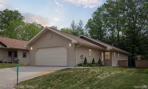 9798 Deer Track Ct, Green Lake, MI 49643
