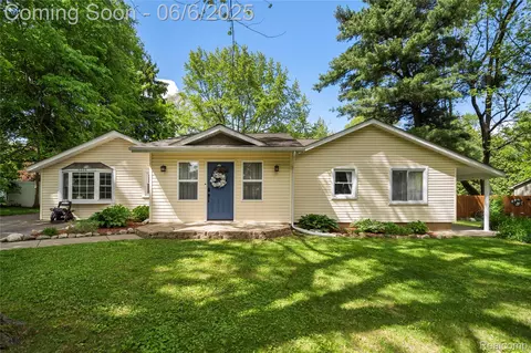 6226 Rowley Blvd, Waterford, MI 48329