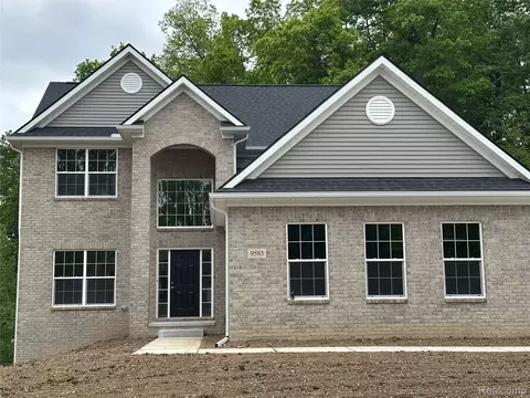 9585 Crown Ridge Dr, White Lake, MI 48386