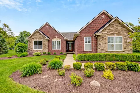 59649 Mallory Ln, South Lyon, MI 48178