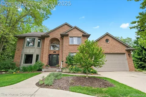 5182 Shady Creek Dr, Troy, MI 48085