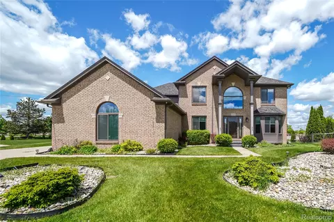 42105 Dorchester Ct, Clinton Township, MI 48038