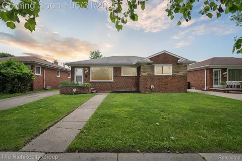 21661 Ridgedale St, Oak Park, MI 48237
