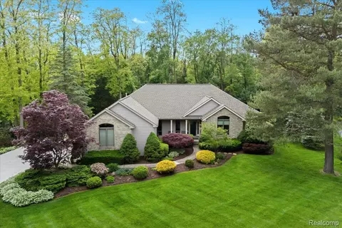 7711 Hunters Pt, Brighton, MI 48116